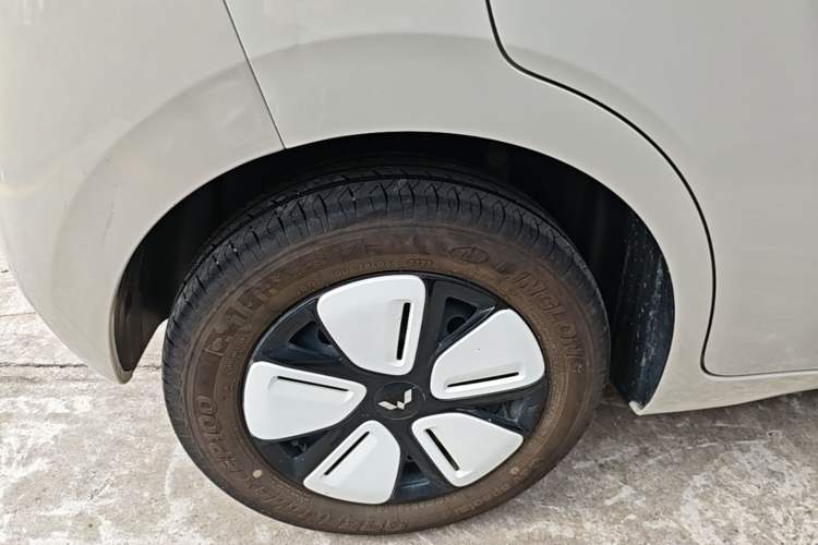 Used Wuling Hongguang MINIEV 2025 Four-Door Version Advanced Edition Right Rear Wheel Hub