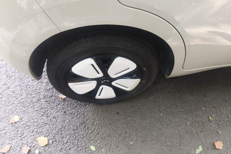 Used Wuling Hongguang MINIEV 2025 Four-Door Version Advanced Edition Right Rear Wheel Hub