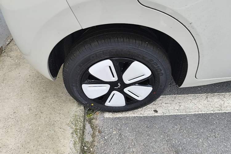 Used Wuling Hongguang MINIEV 2025 Four-Door Version Advanced Edition Right Rear Wheel Hub
