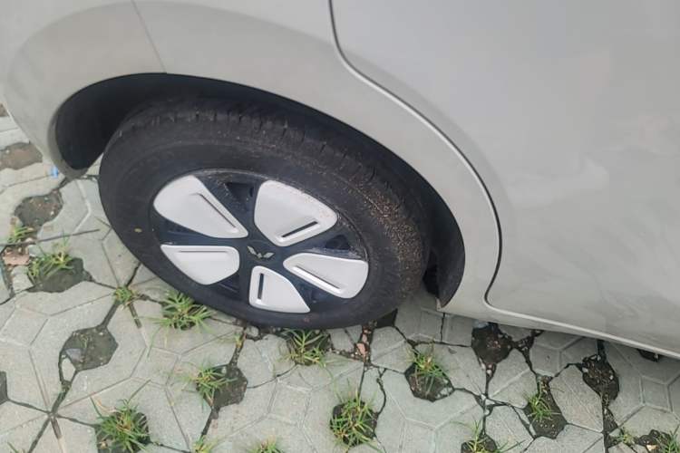 Used Wuling Hongguang MINIEV 2025 Four-Door Version Advanced Edition Right Rear Wheel Hub