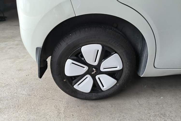 Used Wuling Hongguang MINIEV 2025 Four-Door Version Advanced Edition Right Rear Wheel Hub