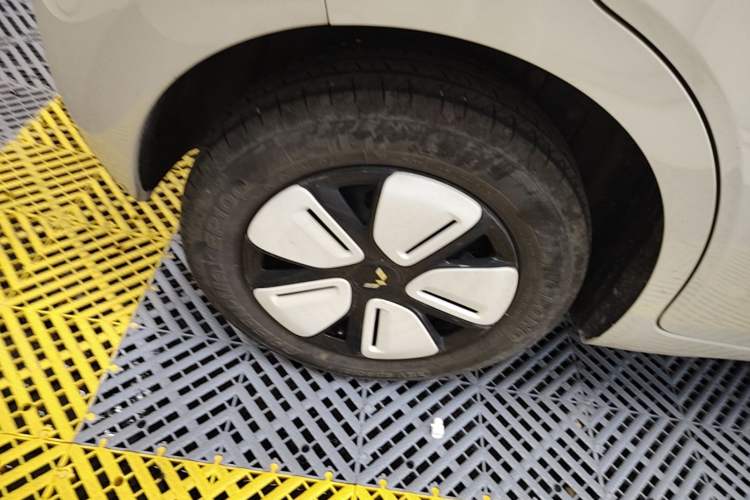 Used Wuling Hongguang MINIEV 2025 Four-Door Version Premium Edition Right Rear Wheel Hub