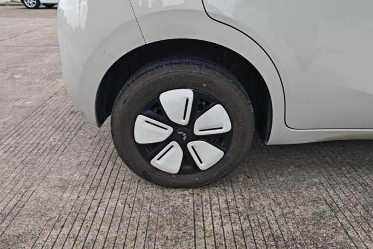 Used Wuling Hongguang MINIEV 2025 Four-Door Version Advanced Edition Right Rear Wheel Hub