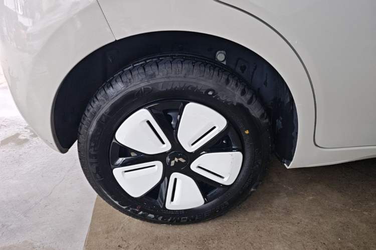 Used Wuling Hongguang MINIEV 2025 Four-Door Version Advanced Edition Right Rear Wheel Hub