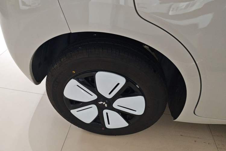 Used Wuling Hongguang MINIEV 2025 Four-Door Version Advanced Edition Right Rear Wheel Hub