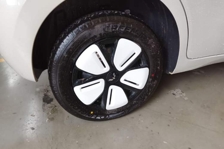 Used Wuling Hongguang MINIEV 2025 Four-Door Version Advanced Edition Right Rear Wheel Hub