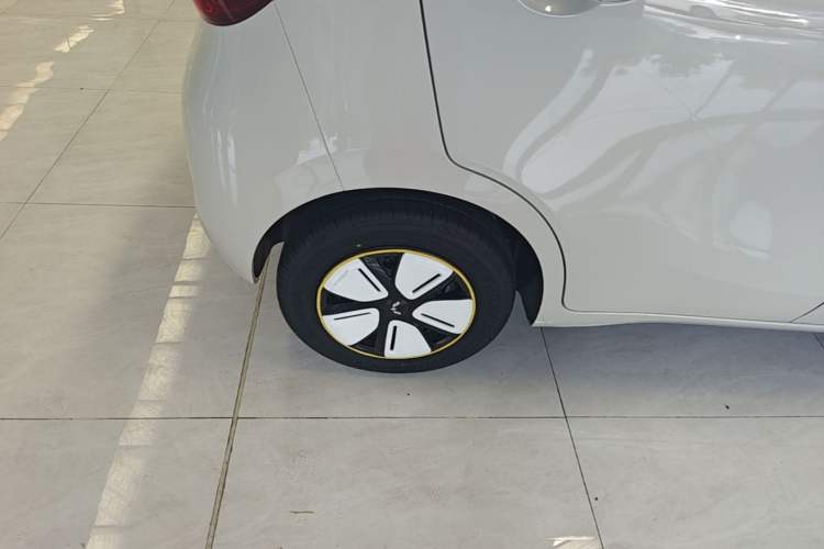 Used Wuling Hongguang MINIEV 2025 Four-Door Version Advanced Edition Right Rear Wheel Hub