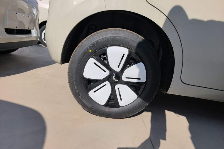 Used Wuling Hongguang MINIEV 2025 Four-Door Version Advanced Edition Right Rear Wheel Hub