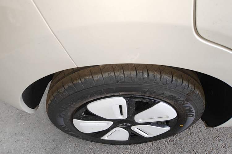 Used Wuling Hongguang MINIEV 2025 Four-Door Version Advanced Edition Right Rear Wheel Hub