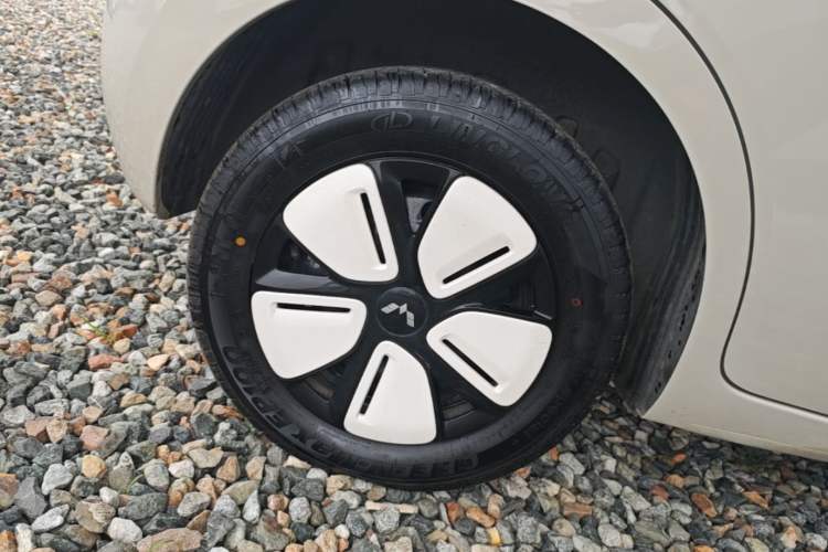 Used Wuling Hongguang MINIEV 2025 Four-Door Version Advanced Edition Right Rear Wheel Hub