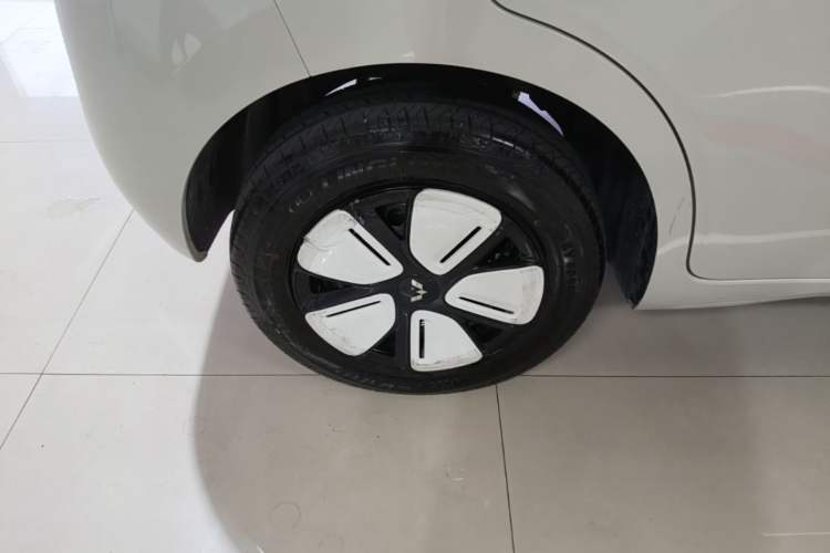 Used Wuling Hongguang MINIEV 2025 Four-Door Version Advanced Edition Right Rear Wheel Hub
