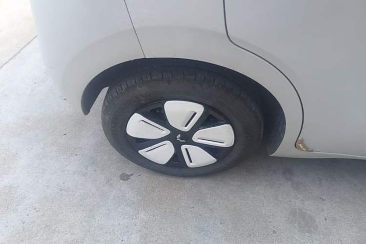 Used Wuling Hongguang MINIEV 2025 Four-Door Version Premium Edition Right Rear Wheel Hub