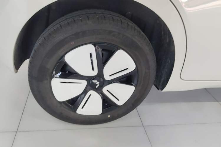 Used Wuling Hongguang MINIEV 2025 Four-Door Version Advanced Edition Right Rear Wheel Hub