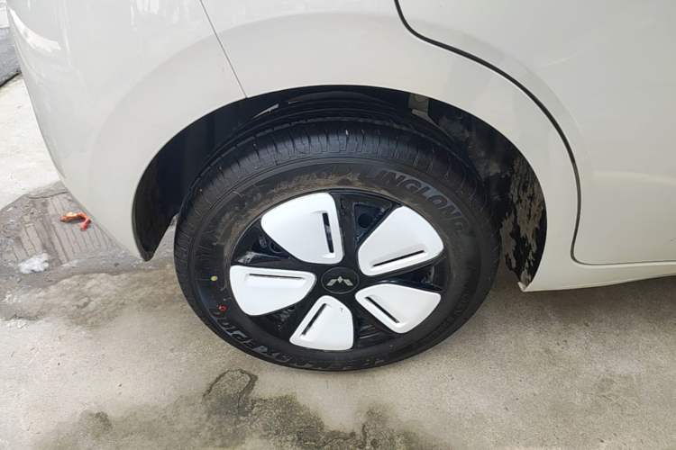 Used Wuling Hongguang MINIEV 2025 Four-Door Version Advanced Edition Right Rear Wheel Hub