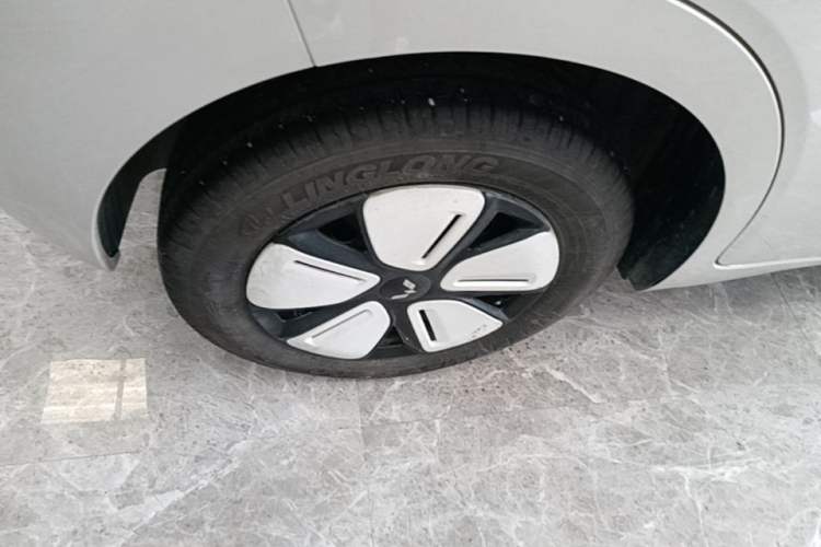 Used Wuling Hongguang MINIEV 2025 Four-Door Version Advanced Edition Right Rear Wheel Hub