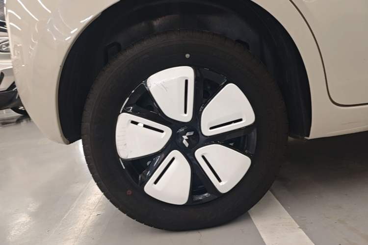Used Wuling Hongguang MINIEV 2025 Four-Door Version Advanced Edition Right Rear Wheel Hub