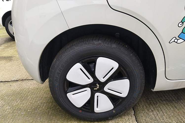 Used Wuling Hongguang MINIEV 2025 Four-Door Version Premium Edition Right Rear Wheel Hub