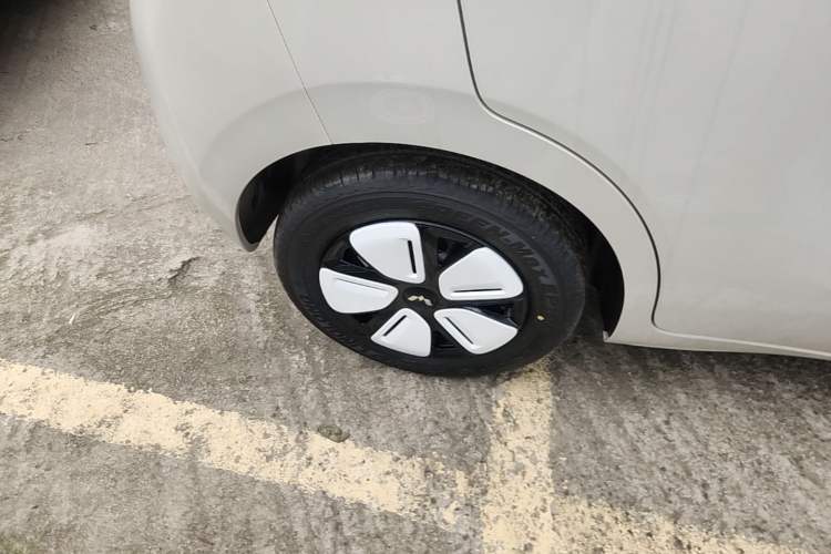 Used Wuling Hongguang MINIEV 2025 Four-Door Version Zhenxiang+ Edition Right Rear Wheel Hub