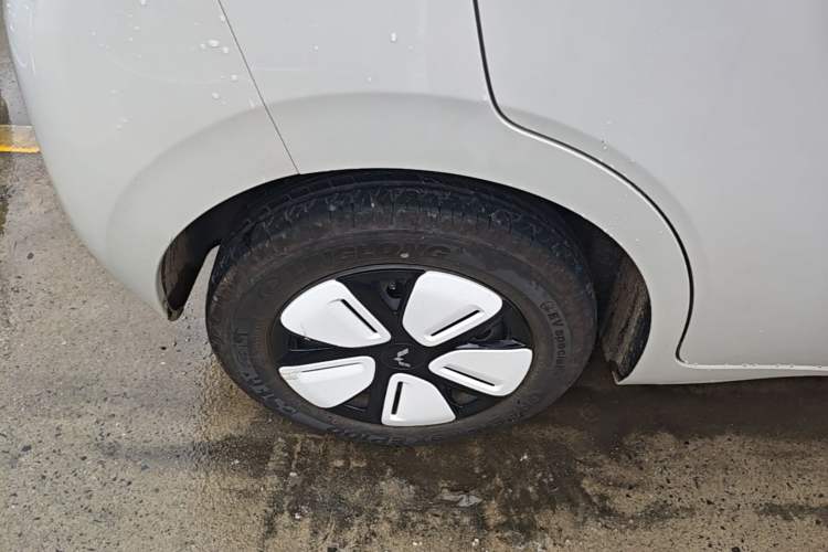 Used Wuling Hongguang MINIEV 2025 Four-Door Version Advanced Edition Right Rear Wheel Hub