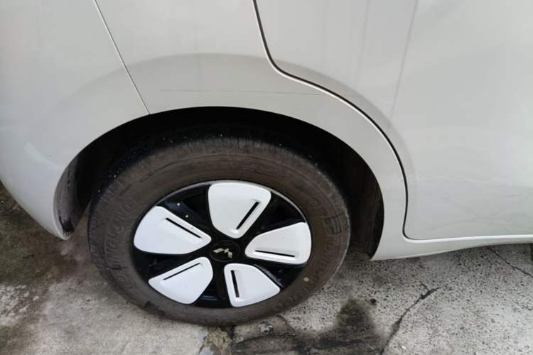 Used Wuling Hongguang MINIEV 2025 Four-Door Version Advanced Edition Right Rear Wheel Hub