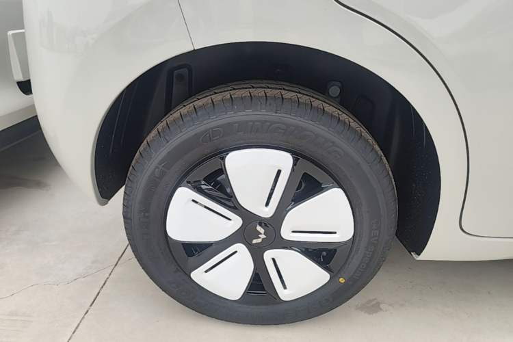 Used Wuling Hongguang MINIEV 2025 Four-Door Version Advanced Edition Right Rear Wheel Hub