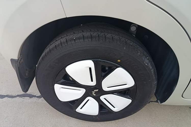 Used Wuling Hongguang MINIEV 2025 Four-Door Version Advanced Edition Right Rear Wheel Hub