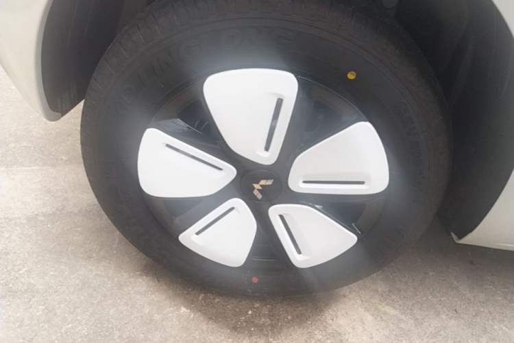 Used Wuling Hongguang MINIEV 2025 Four-Door Version Advanced Edition Right Rear Wheel Hub