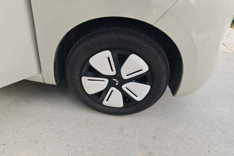Used Wuling Hongguang MINIEV 2025 Four-Door Version Advanced Edition Right Rear Wheel Hub