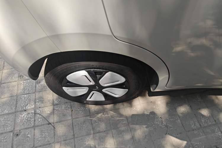 Used Wuling Hongguang MINIEV 2025 Four-Door Version Advanced Edition Right Rear Wheel Hub
