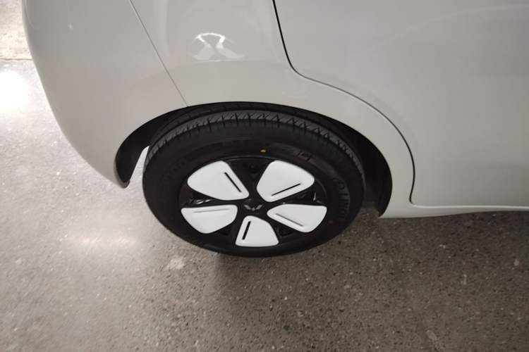 Used Wuling Hongguang MINIEV 2025 Four-Door Version Advanced Edition Right Rear Wheel Hub
