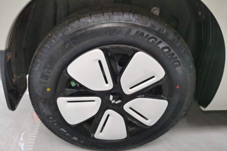 Used Wuling Hongguang MINIEV 2025 Four-Door Version Advanced Edition Right Rear Wheel Hub