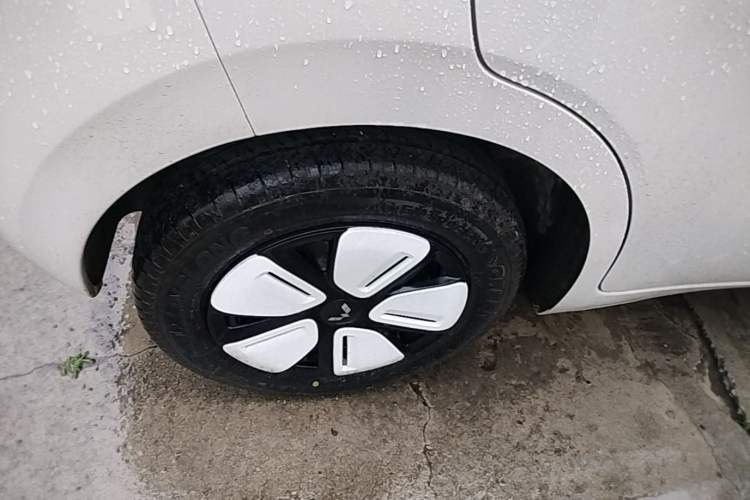 Used Wuling Hongguang MINIEV 2025 Four-Door Version Advanced Edition Right Rear Wheel Hub