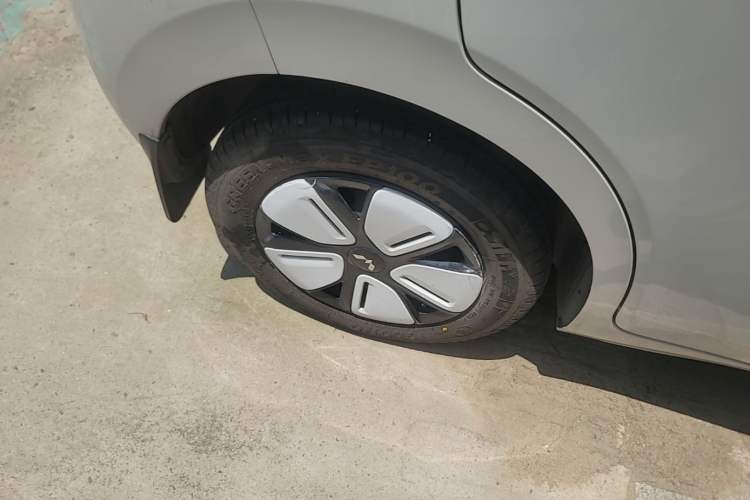 Used Wuling Hongguang MINIEV 2025 Four-Door Version Advanced Edition Right Rear Wheel Hub