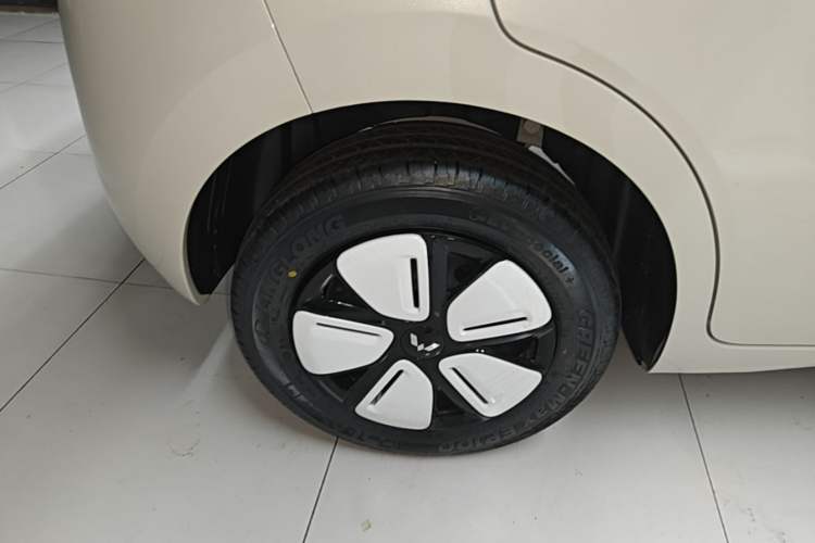 Used Wuling Hongguang MINIEV 2025 Four-Door Version Advanced Edition Right Rear Wheel Hub