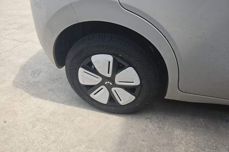 Used Wuling Hongguang MINIEV 2025 Four-Door Version Advanced Edition Right Rear Wheel Hub
