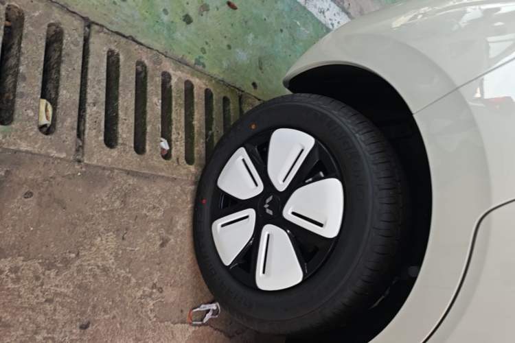 Used Wuling Hongguang MINIEV 2025 Four-Door Version Advanced Edition Right Rear Wheel Hub