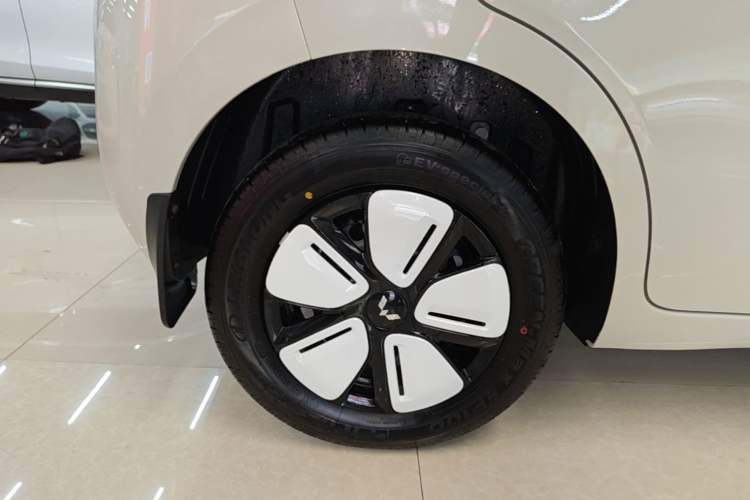 Used Wuling Hongguang MINIEV 2025 Four-Door Version Advanced Edition Right Rear Wheel Hub