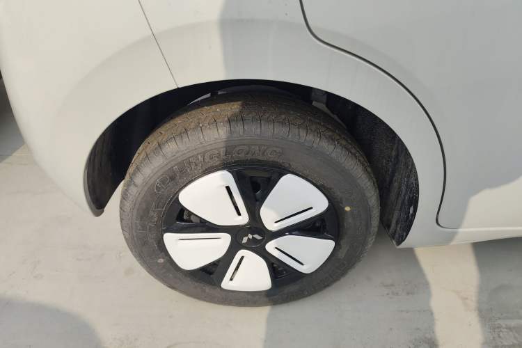 Used Wuling Hongguang MINIEV 2025 Four-Door Version Advanced Edition Right Rear Wheel Hub