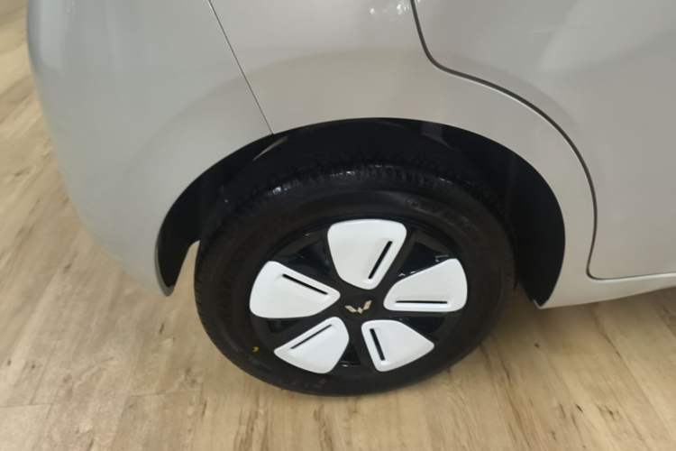 Used Wuling Hongguang MINIEV 2025 Four-Door Version Premium Edition Right Rear Wheel Hub