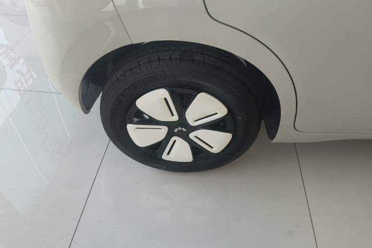 Used Wuling Hongguang MINIEV 2025 Four-Door Version Premium Edition Right Rear Wheel Hub