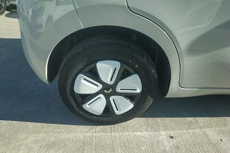 Used Wuling Hongguang MINIEV 2025 Four-Door Version Advanced Edition Right Rear Wheel Hub