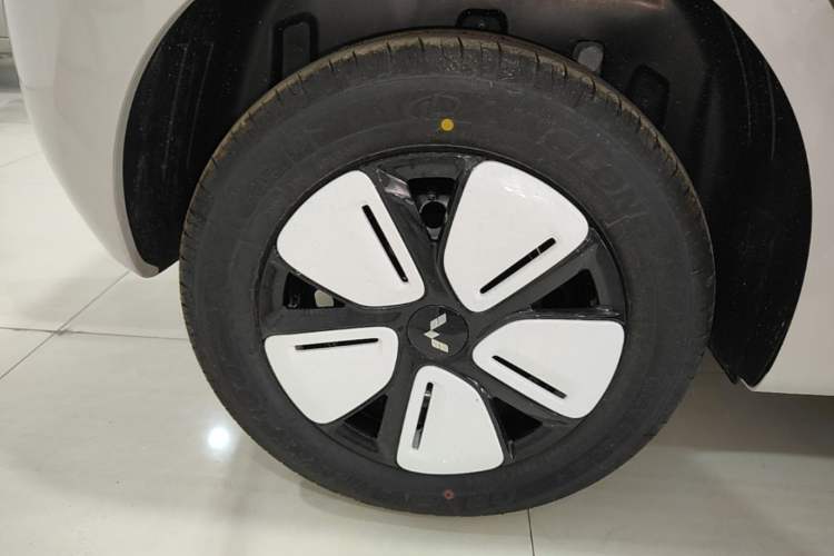 Used Wuling Hongguang MINIEV 2025 Four-Door Version Advanced Edition Right Rear Wheel Hub