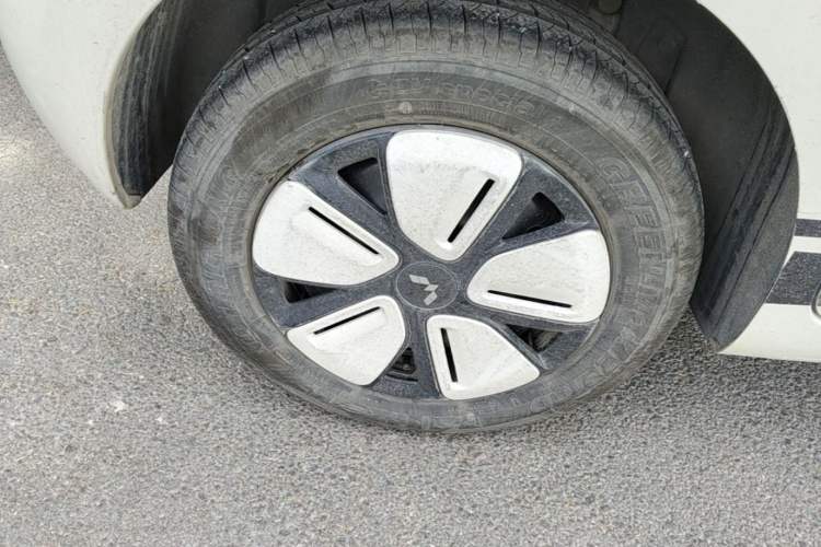Used Wuling Hongguang MINIEV 2025 Four-Door Version Advanced Edition Right Rear Wheel Hub