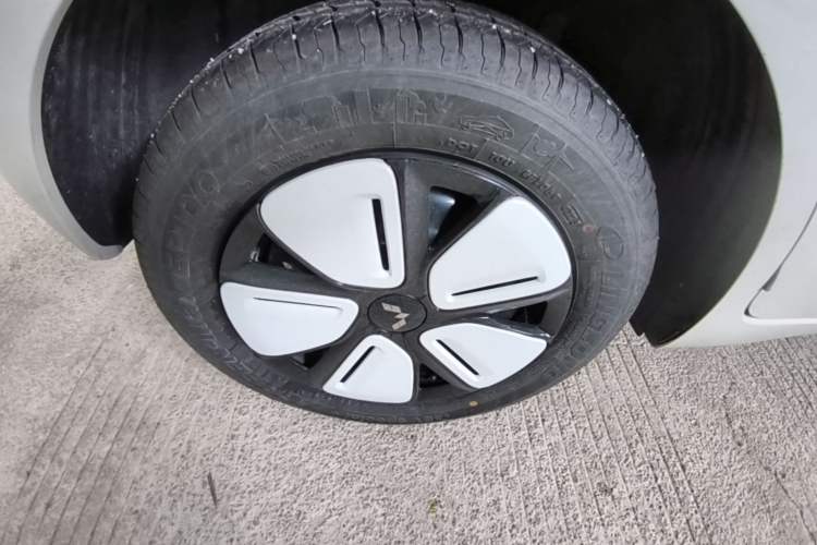 Used Wuling Hongguang MINIEV 2025 Four-Door Version Advanced Edition Right Rear Wheel Hub