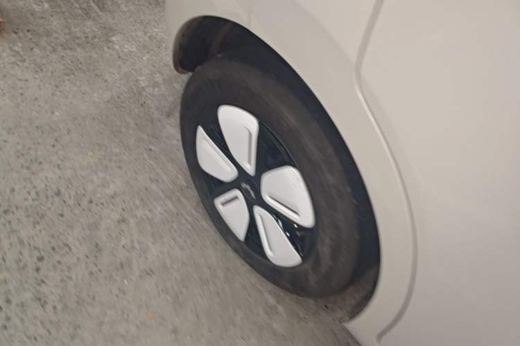 Used Wuling Hongguang MINIEV 2025 Four-Door Version Advanced Edition Right Rear Wheel Hub