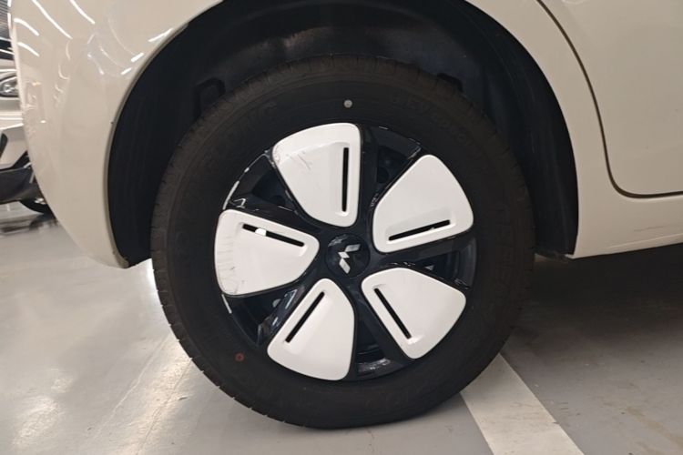 Used Wuling Hongguang MINIEV 2025 Four-Door Version Advanced Edition Right Rear Wheel Hub