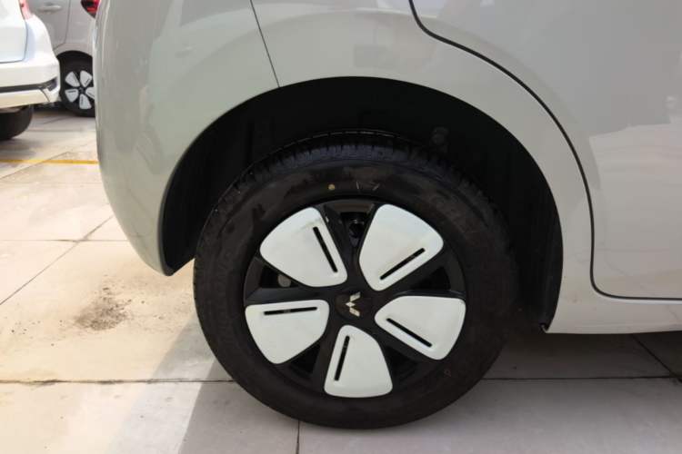 Used Wuling Hongguang MINIEV 2025 Four-Door Version Premium Edition Right Rear Wheel Hub