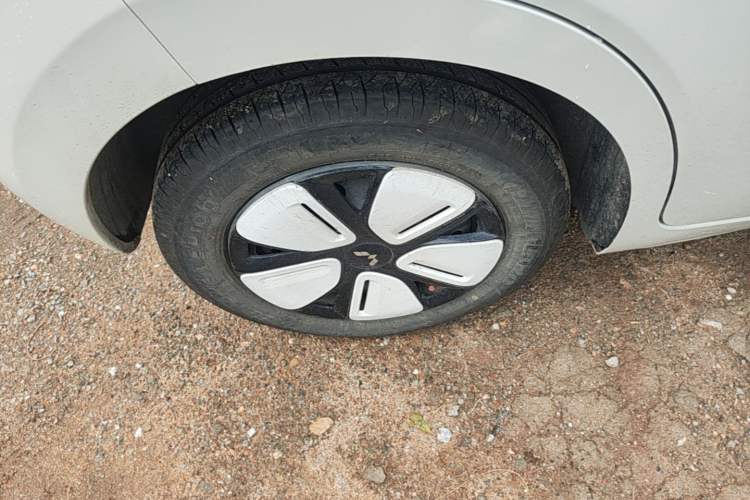 Used Wuling Hongguang MINIEV 2025 Four-Door Version Advanced Edition Right Rear Wheel Hub