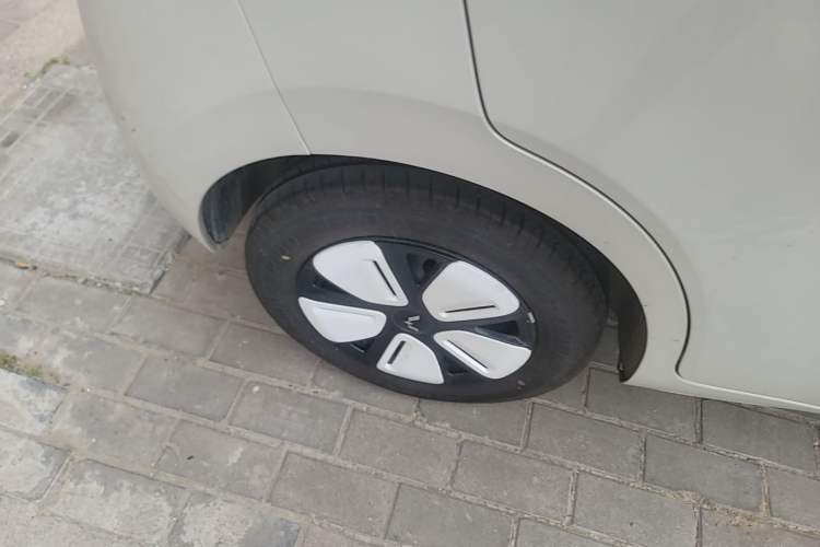 Used Wuling Hongguang MINIEV 2025 Four-Door Version Advanced Edition Right Rear Wheel Hub