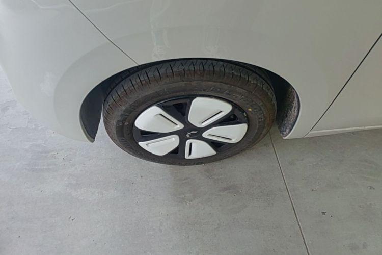 Used Wuling Hongguang MINIEV 2025 Four-Door Version Advanced Edition Right Rear Wheel Hub